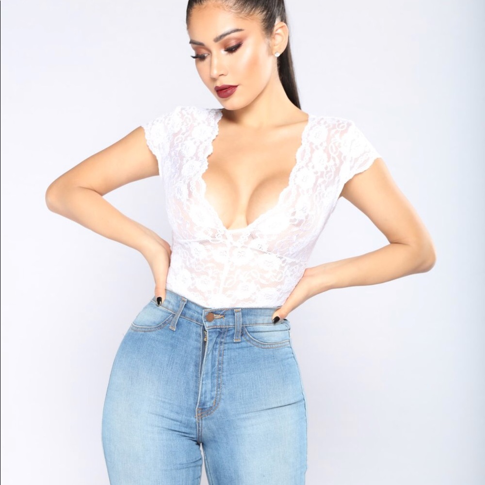 WHITE LACE BODYSUIT